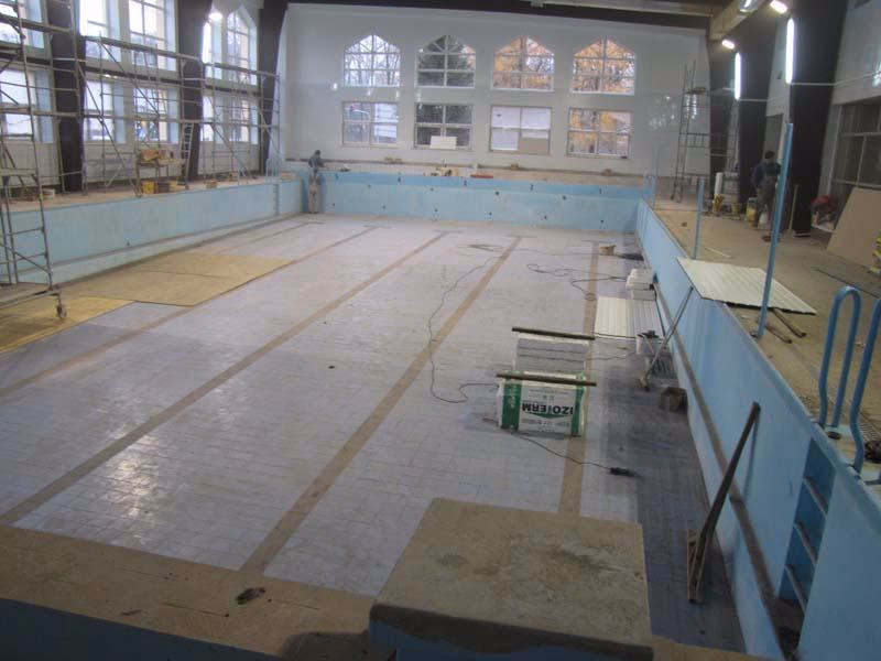 Czym różni się pływalnia od basenu?