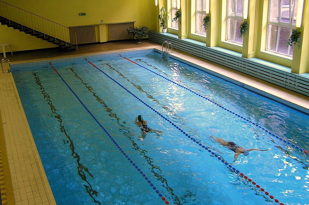 W której klasie jest basen w szkole?