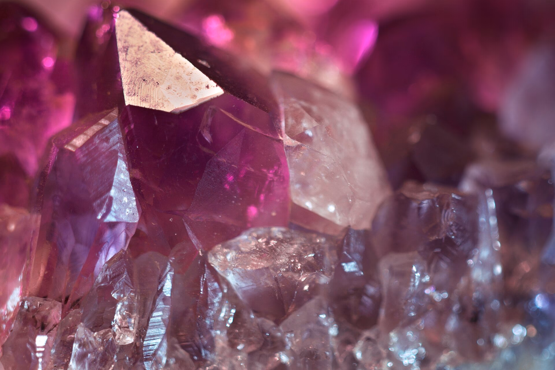 Jakie związki mają budowę krystaliczną?