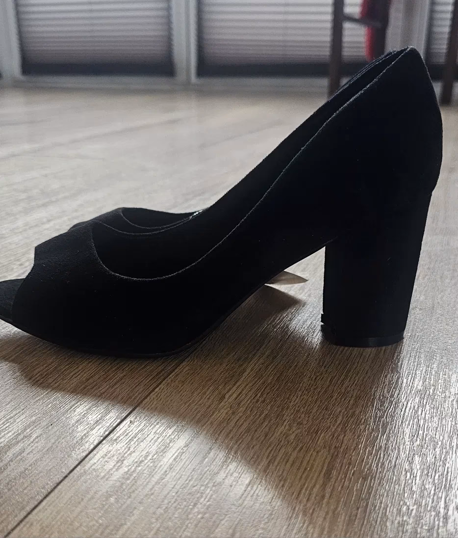 Dlaczego kobiety noszą buty na obcasie?