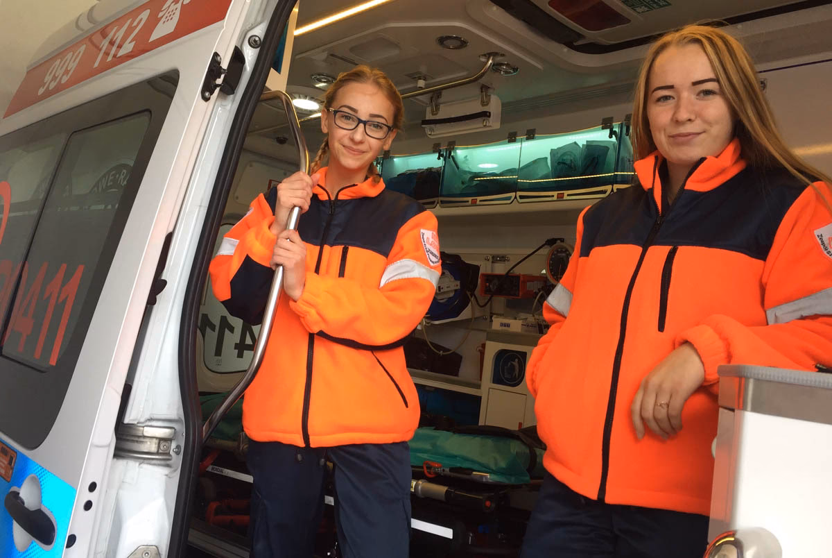 Jak należy zwracać się do ratownika medycznego?