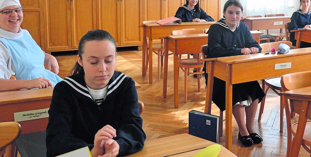 Jaki procent ludzi znajduje dziewczynę w liceum?