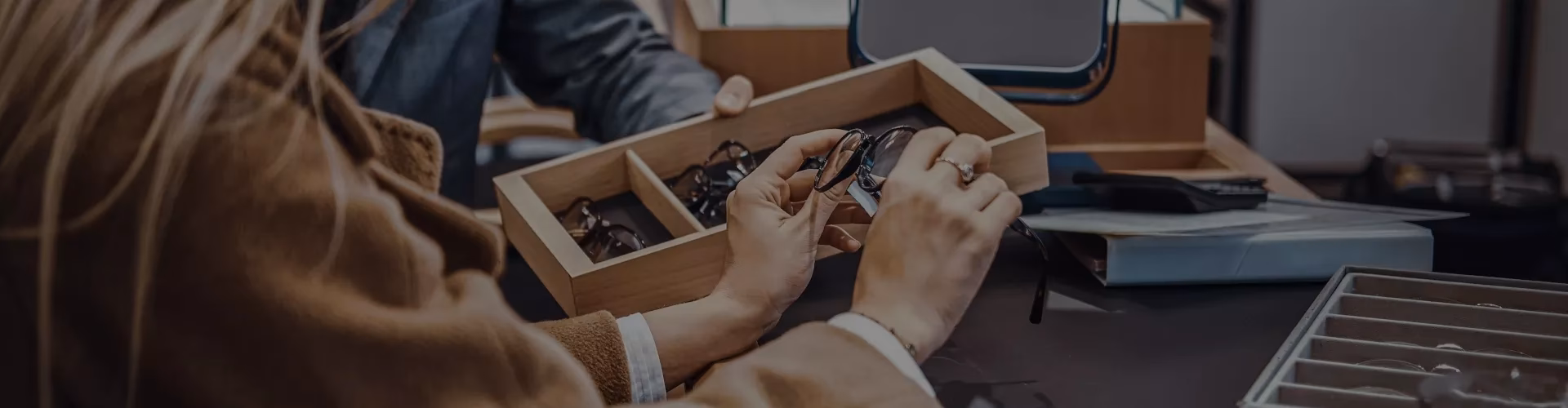 Kto może pracować w salonie optycznym?