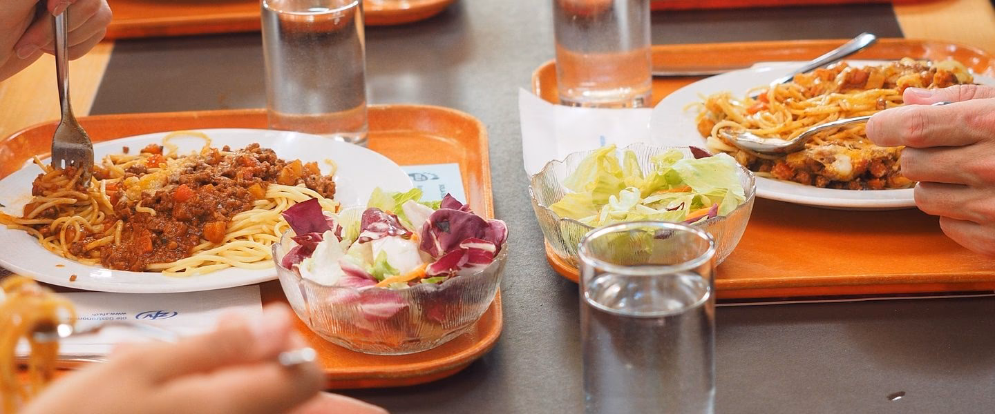 Komu przysługują darmowe obiady w szkole?