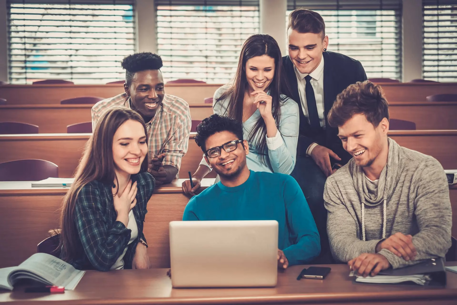 W jakim wieku kończy się liceum w Australii?