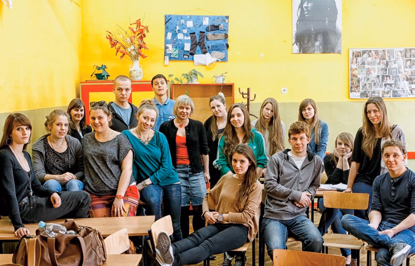 Jaki procent ludzi utrzymuje przyjaźnie z osobami ze szkoły średniej?