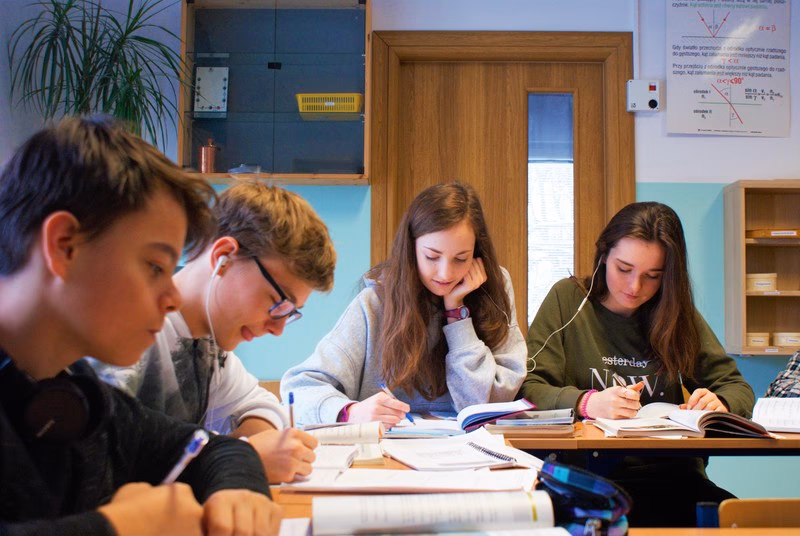 Czy metoda Montessori jest dobra dla szkół średnich?