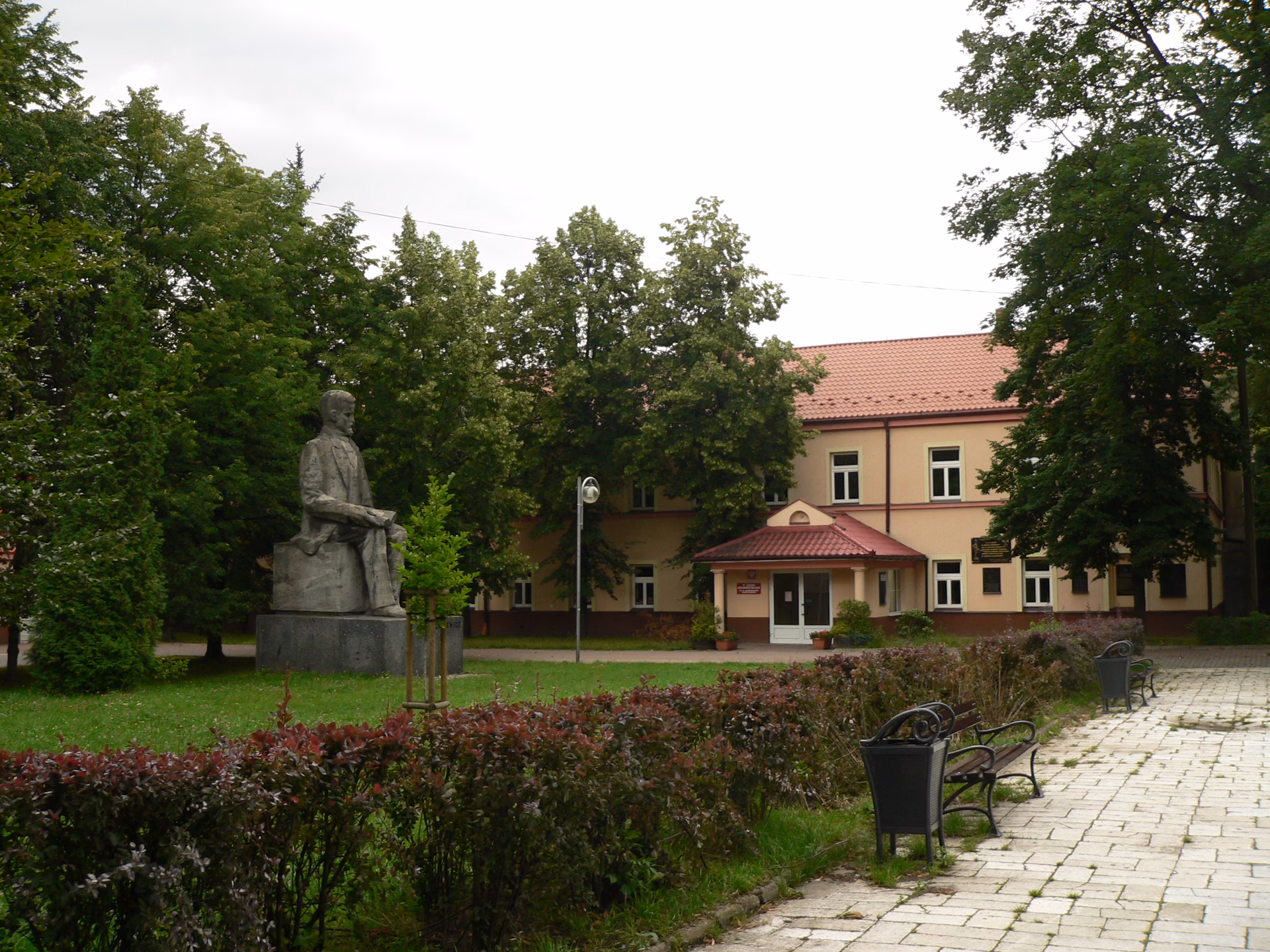 Jakie wykształcenie miał Henryk Sienkiewicz?