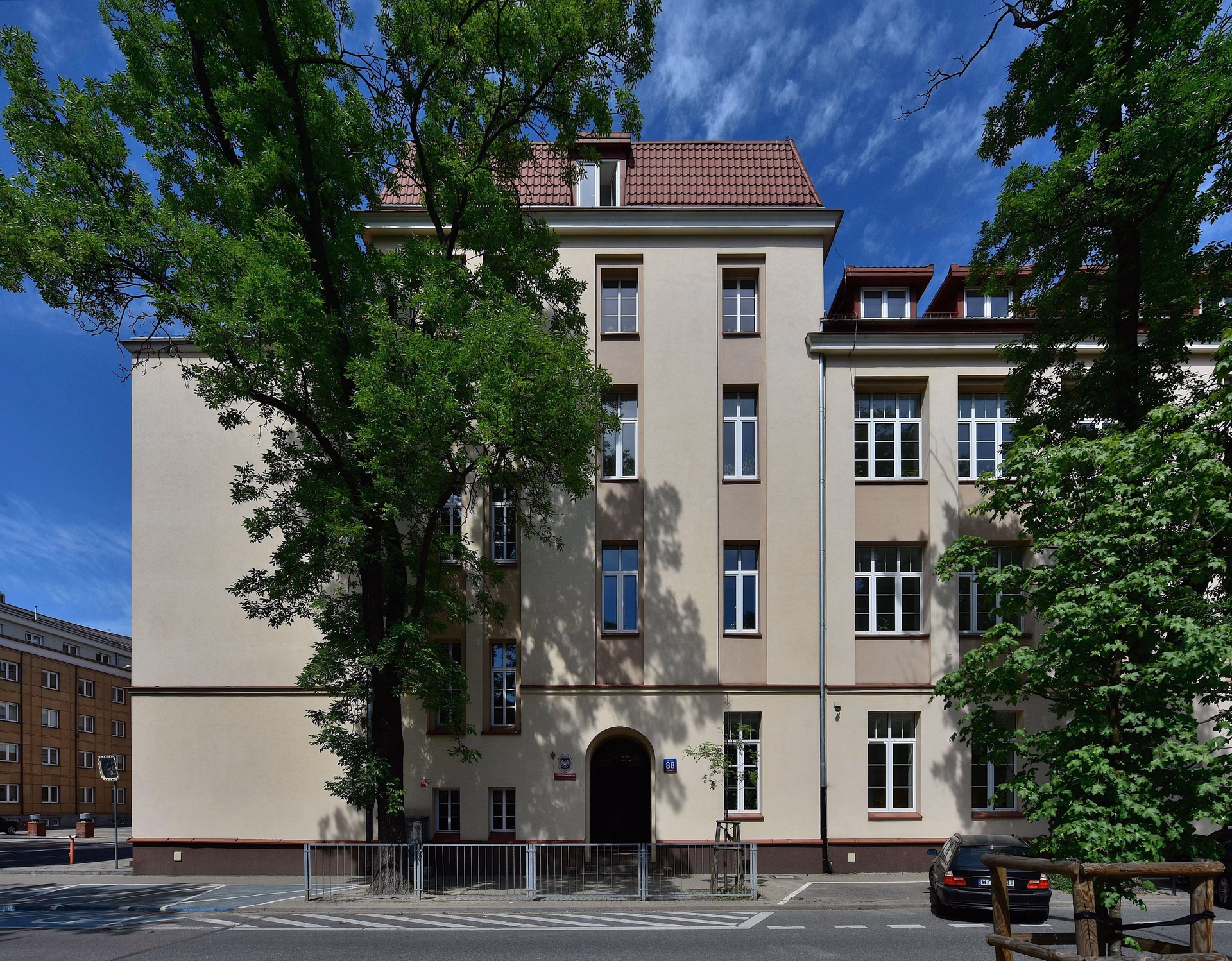 Ile lat ma Hoffmanowa?