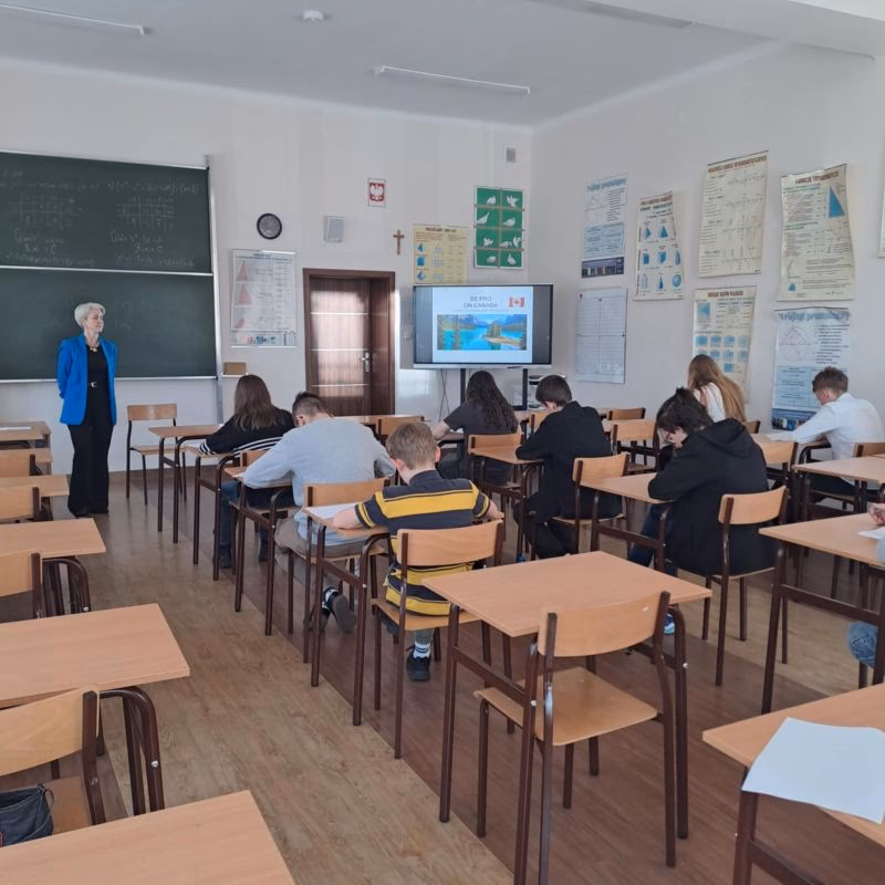 W jakim wieku kończy się liceum w Kanadzie?