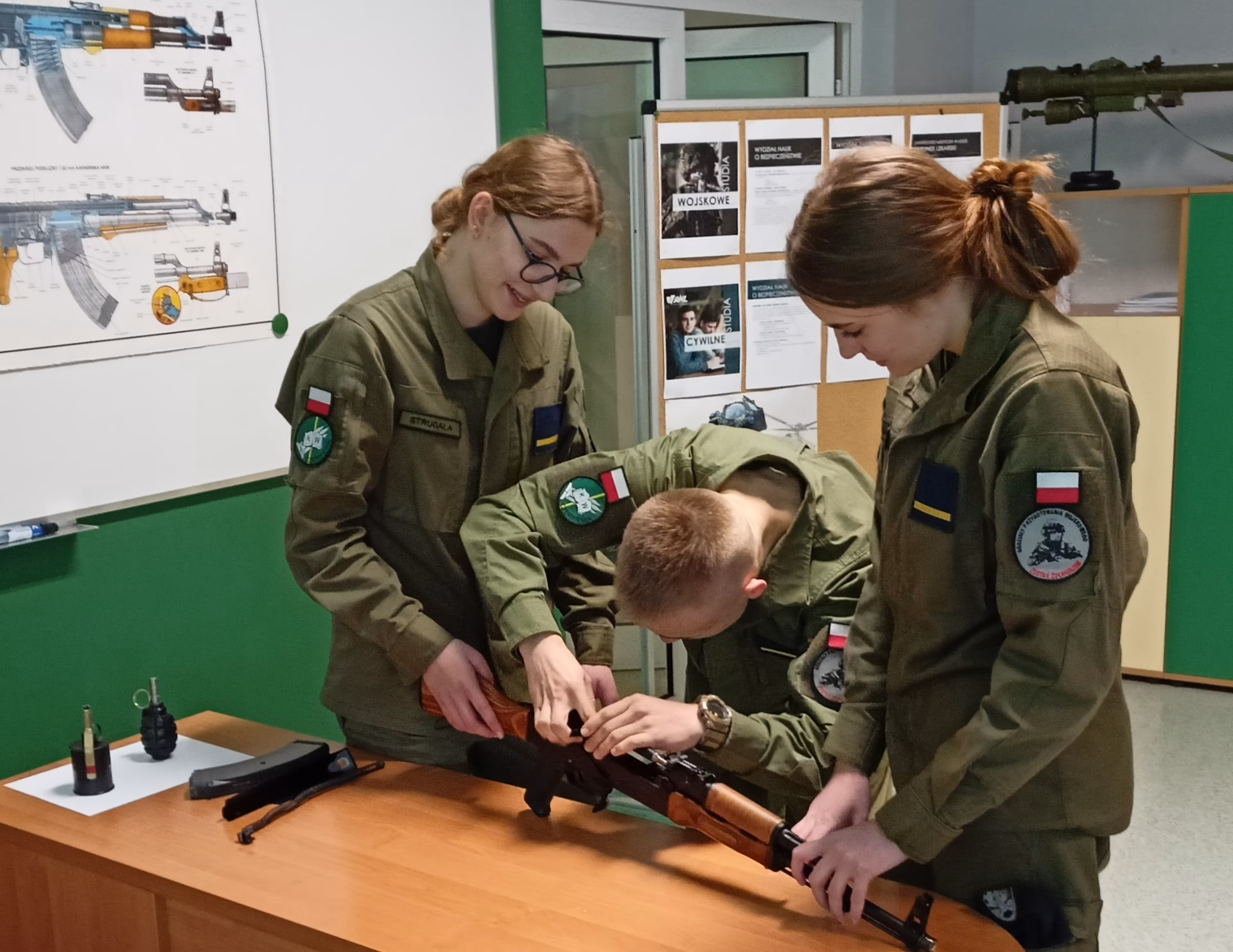 Ile trwa klasa mundurowa?