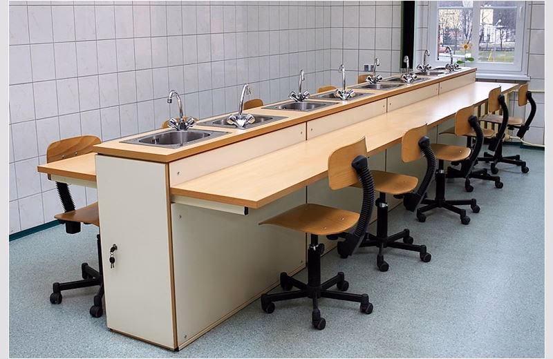 Jakie instalacje znajdują się w laboratorium chemicznym?