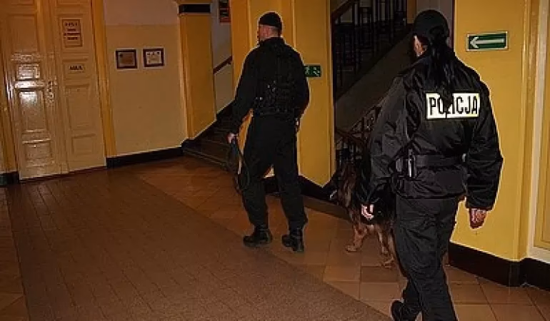 O co chodzi z bombami w szkołach?