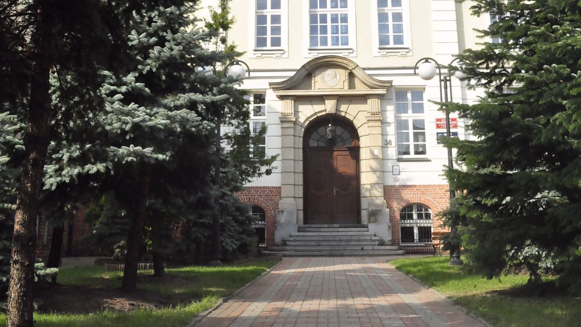 Ile przedmiotów jest w liceum w chmurze?