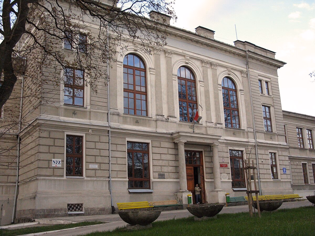 Ile jest liceów w Łomży?