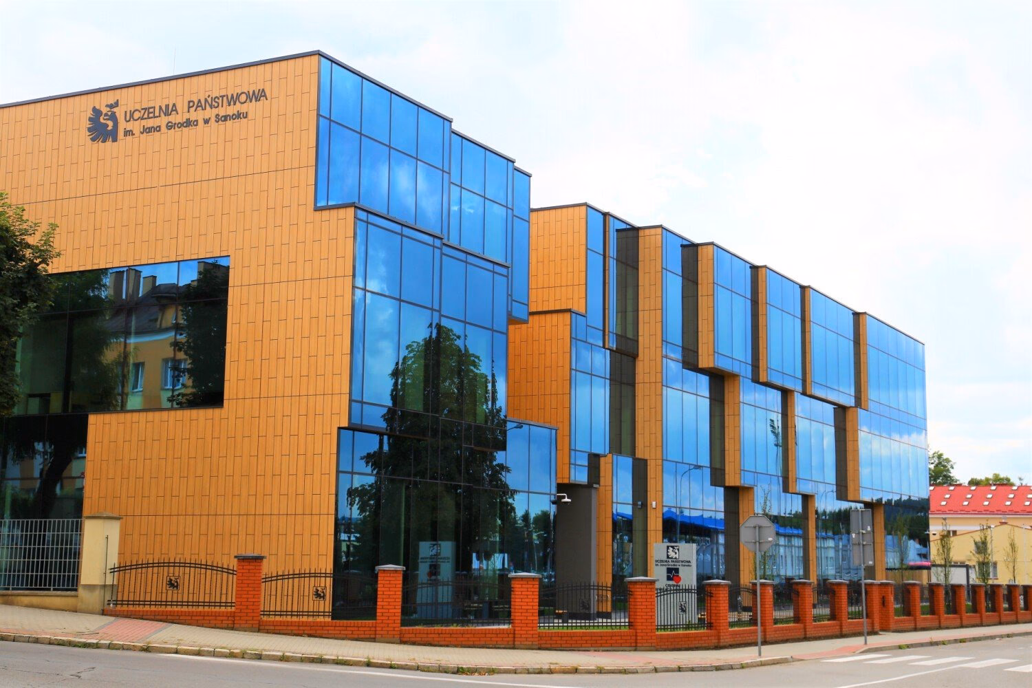Czy istnieją szkoły policealne online?