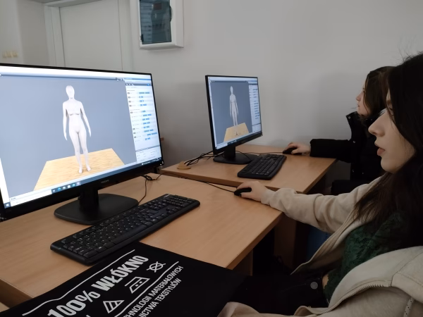 Do jakiego liceum trzeba iść, żeby zostać projektantem mody?