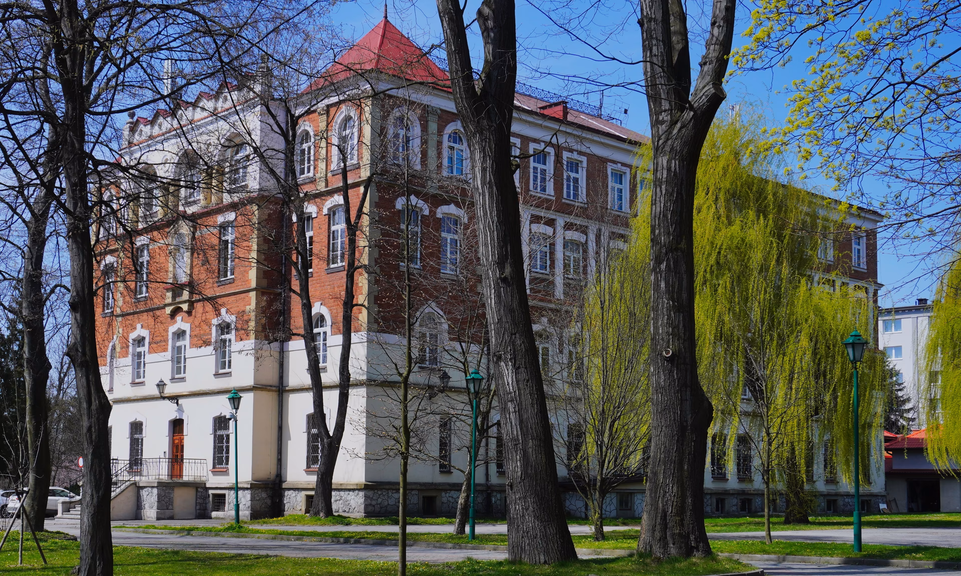 Jak nazywała się szkoła założona przez Stanisława Konarskiego?