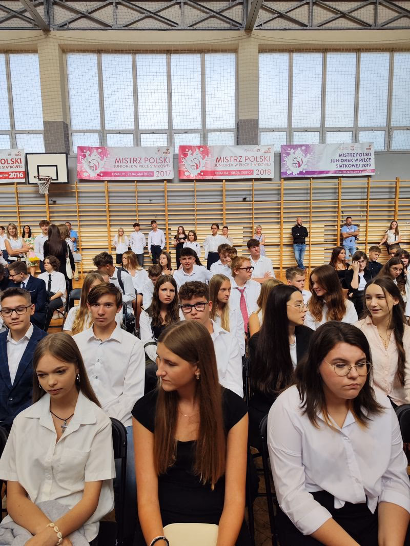 Na którą jest rozpoczęcie roku szkolnego?