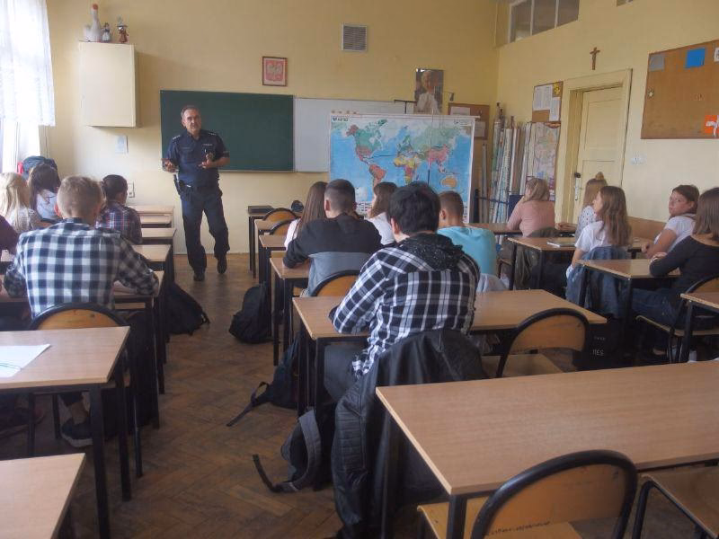 Ile miesięcy trwa szkoła policyjna?